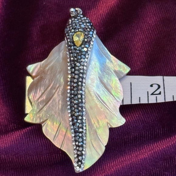 Natural freshwater shell leaf pendant NWT - Picture 8 of 8